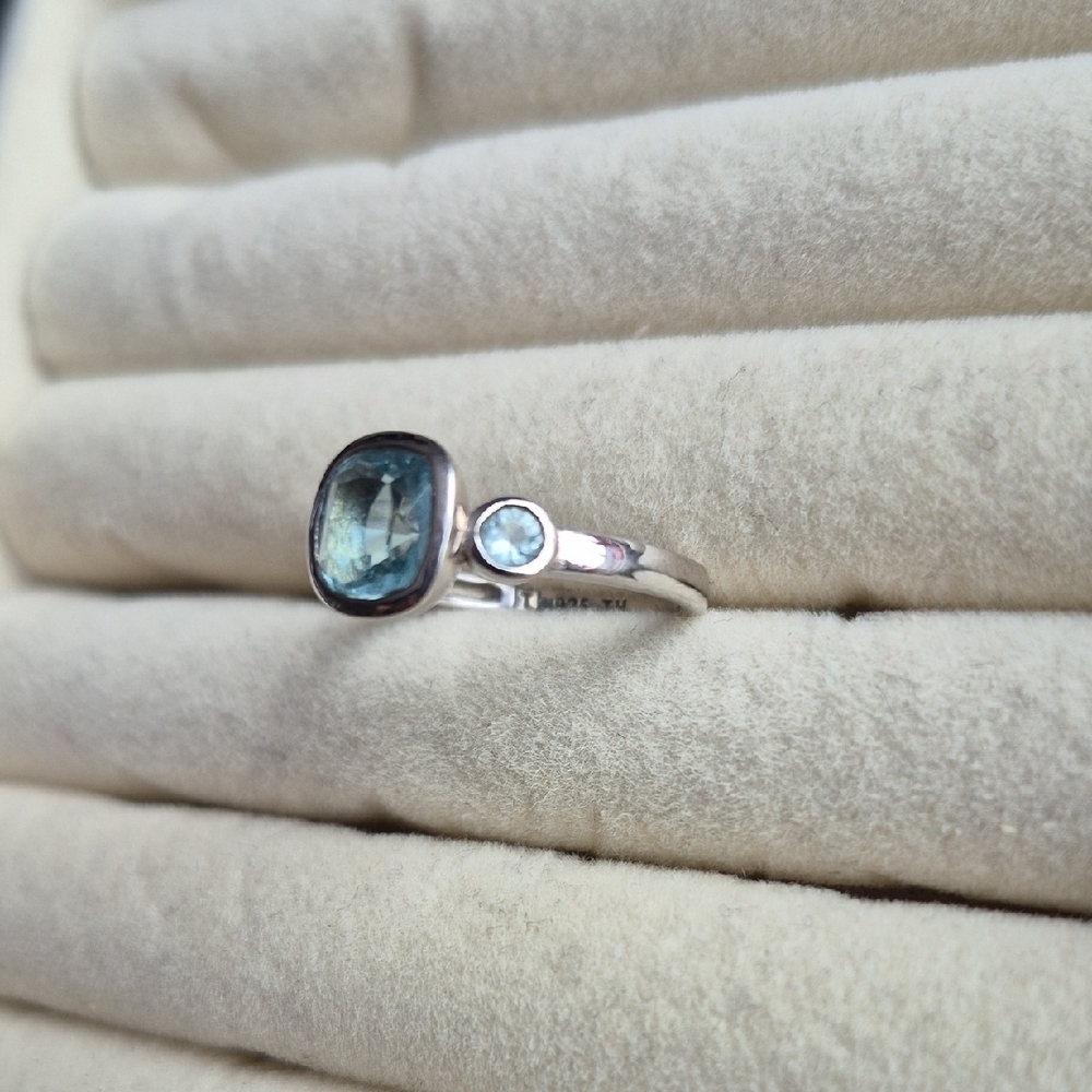 Tocara Sterling Silver and Pretty Blue Stone Ring (J82) - Picture 3 of 5